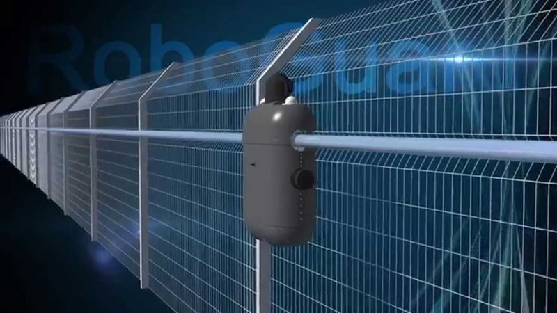Робот RoboGuard на монорельсе вдоль забора
